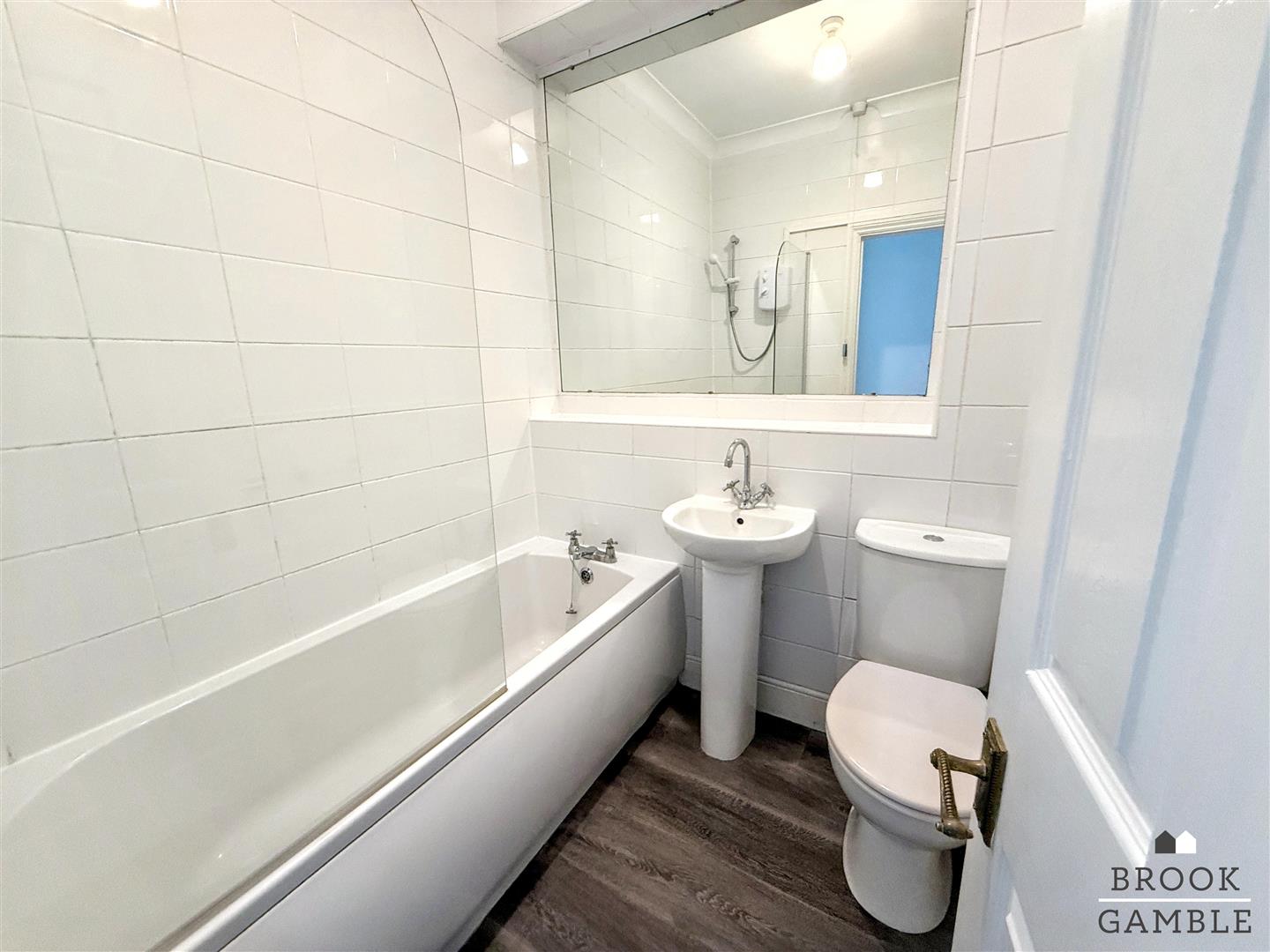 1 Bedroom Apartment. 76 Church Street in Eastbourne,  8